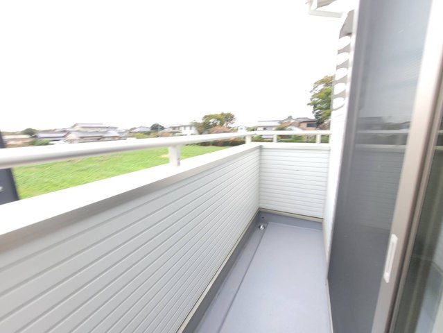 常総市新石下　全２邸のバルコニー|〇１号棟　バルコニー〇
開放的なバルコニーなので眺めも素晴らしいです。
2025年10月撮影