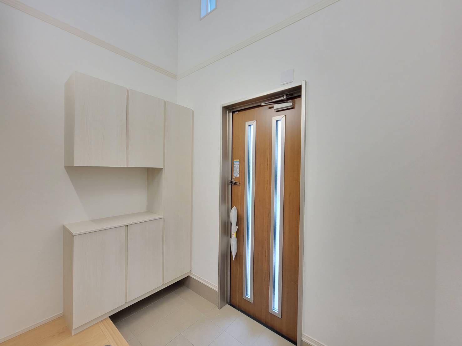 常総市新石下　全２邸の玄関|〇１号棟　玄関〇
大容量コの字型玄関収納。小物を置いてインテリアを楽しむことができます（＾＾）
2025年10月撮影