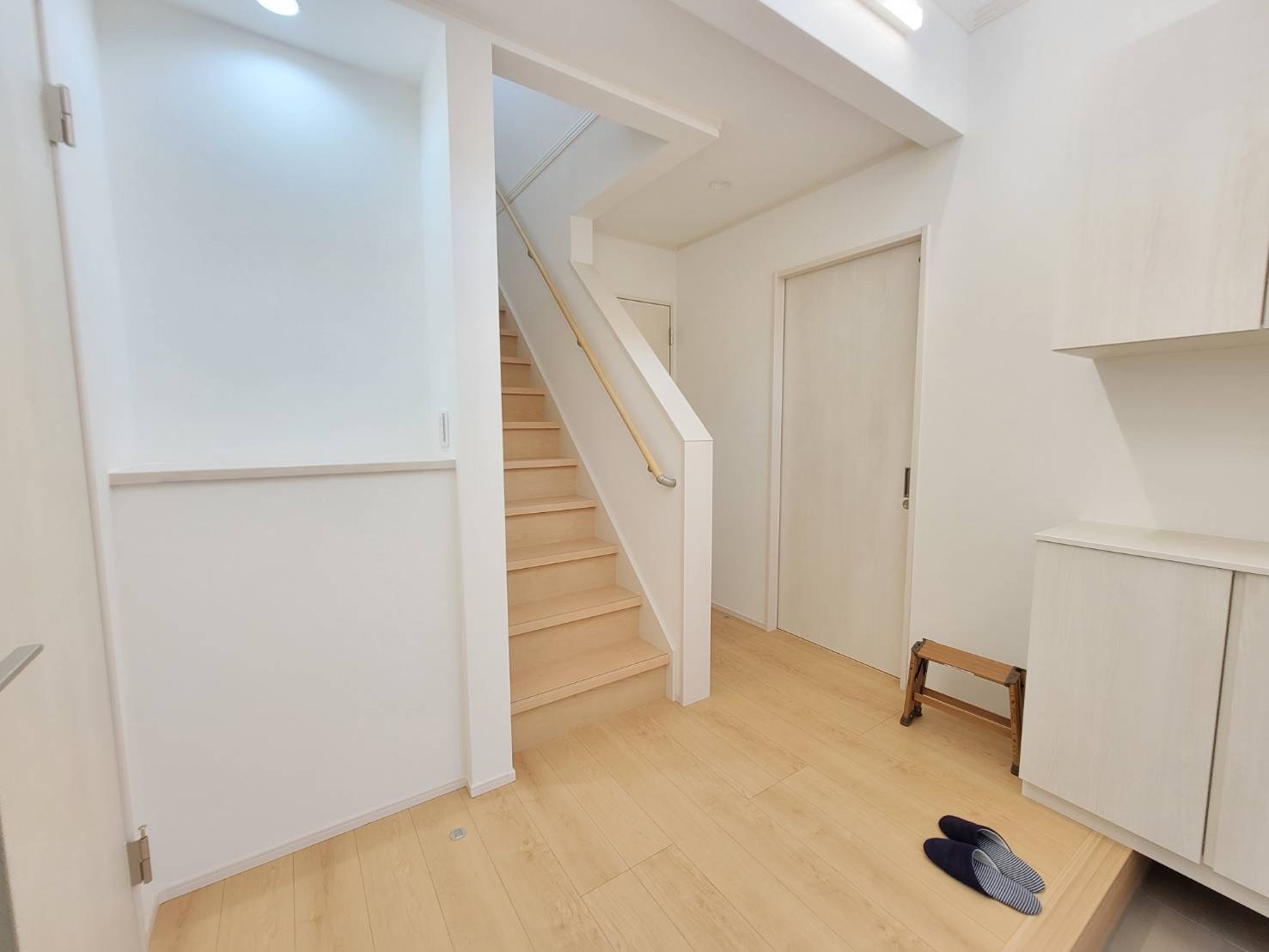 常総市新石下　全２邸の玄関|〇１号棟　玄関〇
玄関は吹抜になっています♪
2025年10月撮影