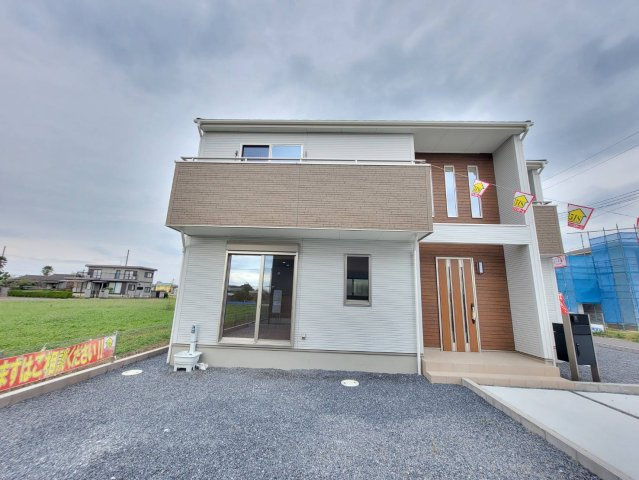 常総市新石下　全２邸の外観|〇１号棟〇
広々とした外の玄関では
玄関前が屋根になっておりますので、
降雨時も急ぐ必要がありません♪
2025年10月撮影