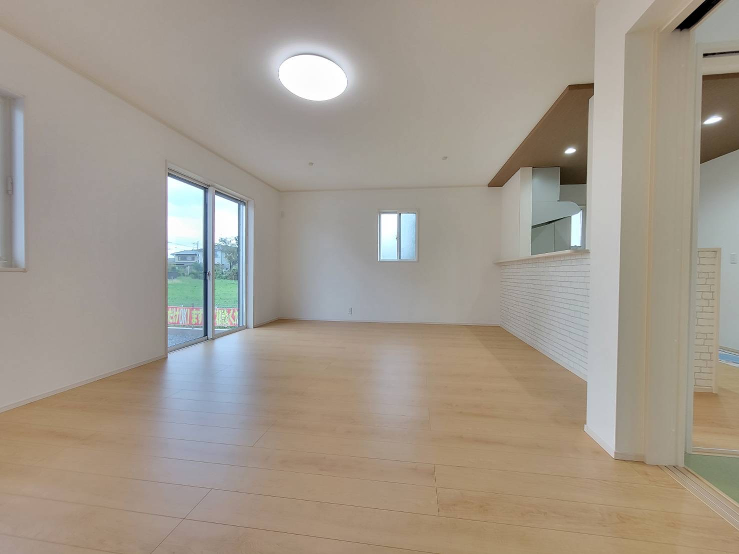 常総市新石下　全２邸の居間・リビング|〇１号棟　リビング〇
広々LDK17.6帖！キッチンから視線が通るリビングダイニングは自然とコミュニケーションが生まれ家族が集まる空間に♪
2025年10月撮影