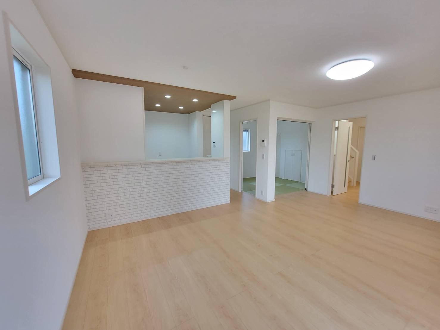 常総市新石下　全２邸の居間・リビング|〇１号棟　リビング〇
明るいリビング。長方形の間取りの為、家具の設置もしやすく快適です♪
2025年10月撮影