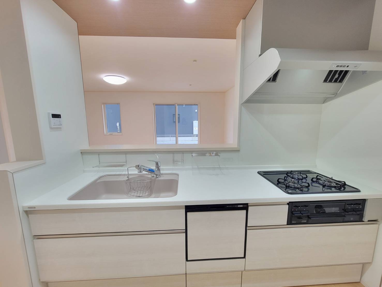 常総市新石下　全２邸のキッチン|〇１号棟　キッチン〇
対面仕様で、料理をしながら家族と会話ができるだけでなく、明るいリビングとつながる、ゆとりと快適性を兼ね備えたキッチンです♪
2025年10月撮影