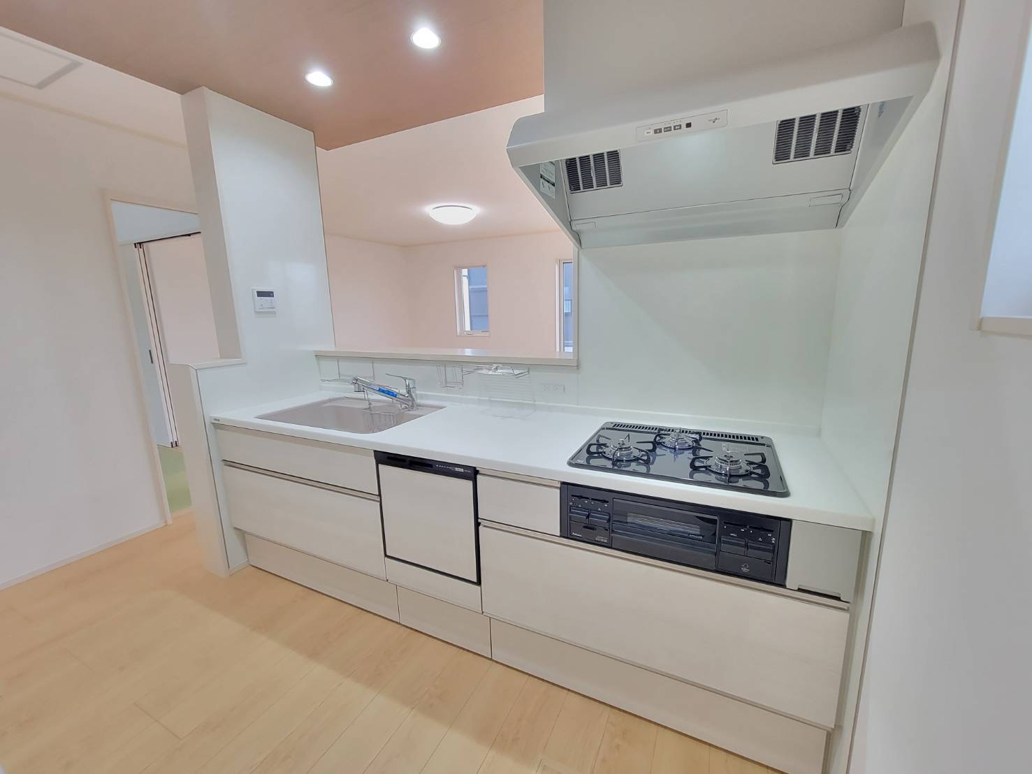 常総市新石下　全２邸のキッチン|〇１号棟　キッチン〇
シックでスタイリッシュなデザインのキッチン♪節水、手荒れ防止にもなる食洗機付き！家事の時短が図れるので共働きのご夫婦にもおすすめです（＾＾）
2025年10月撮影