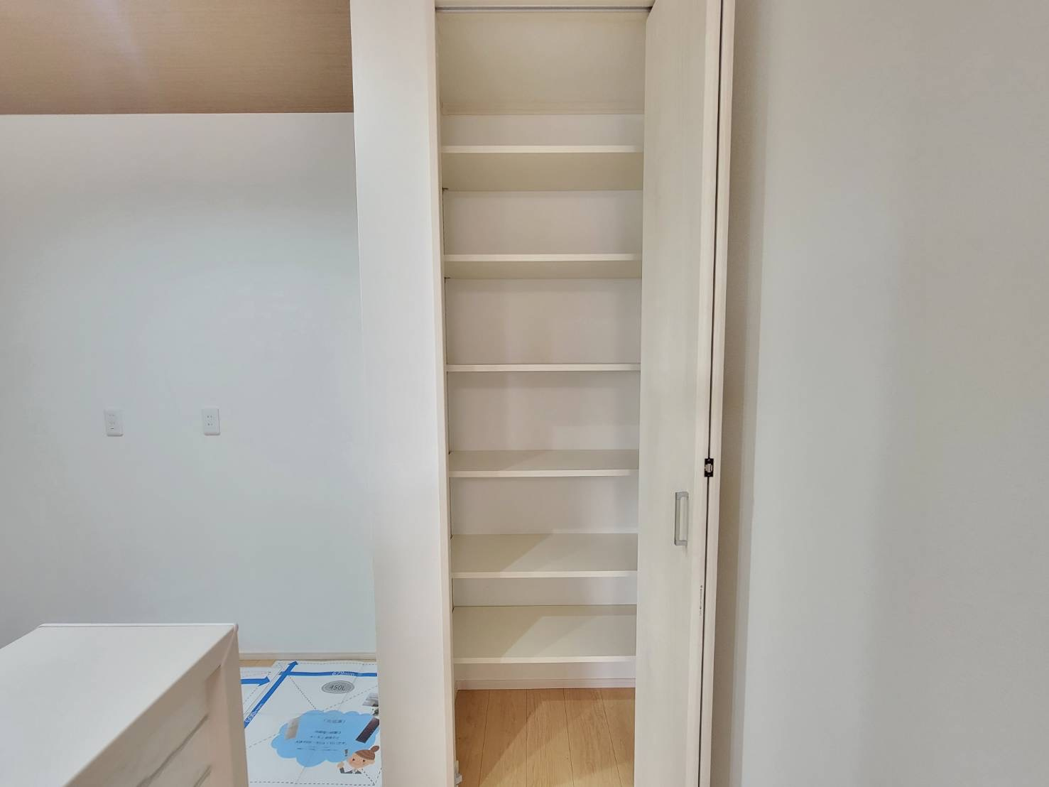 常総市新石下　全２邸の収納|〇１号棟　キッチン〇
キッチンには物入を設置。食材や調味料などを収納してキッチンをスッキリさせることができます。
2025年10月撮影