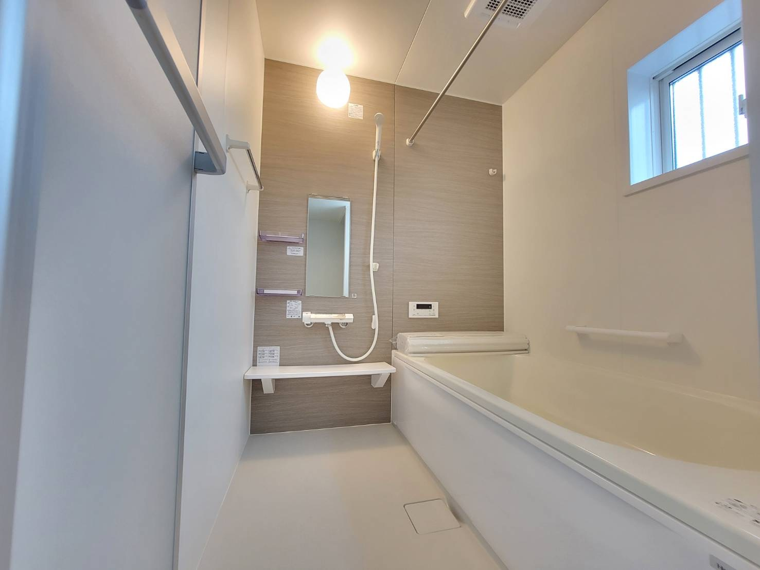 常総市新石下　全２邸の浴室|〇１号棟　浴室〇
空気もこもらずいつもクリーンな浴室暖房乾燥機付の広々バスルーム♪
2025年10月撮影
