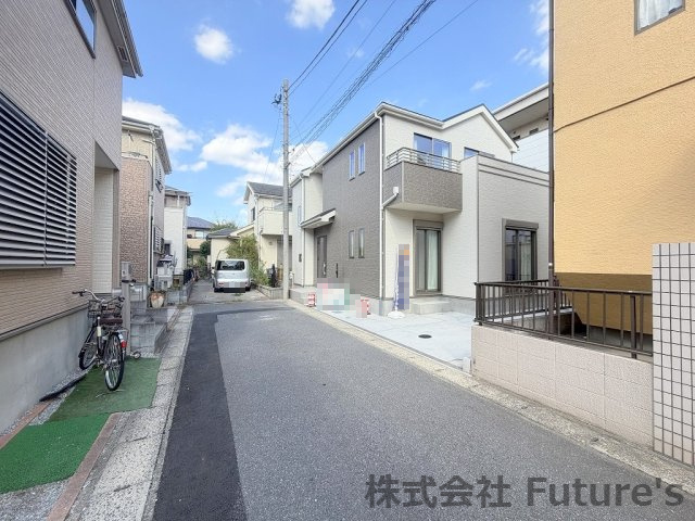 三郷市東町　新築戸建　全1棟の前面道路含む現地写真|前面道路含む現地写真です。