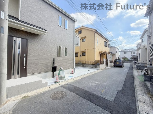 三郷市東町　新築戸建　全1棟の前面道路含む現地写真|前面道路含む現地写真です。