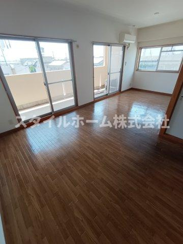 ベルドミール豊川の居間・リビング|同建物内別部屋の写真です。