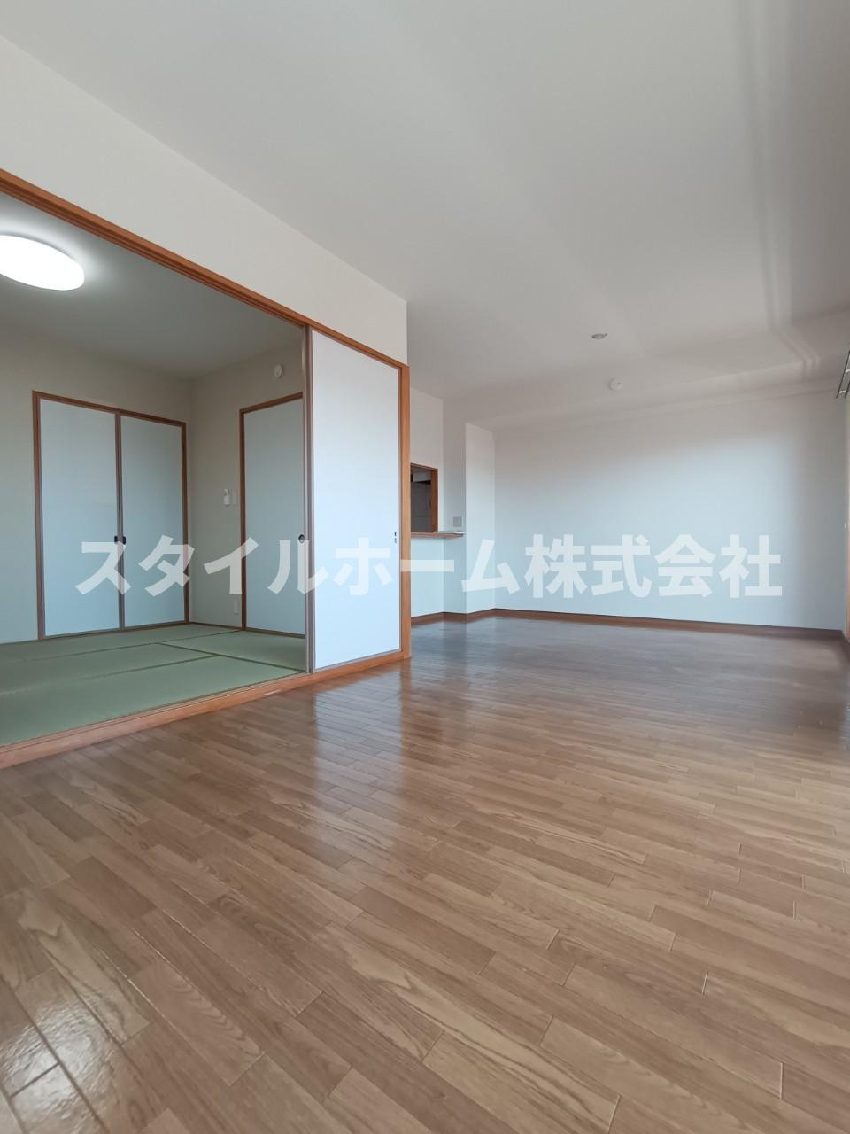 ベルドミール豊川の居間・リビング|同建物内別部屋の写真です。