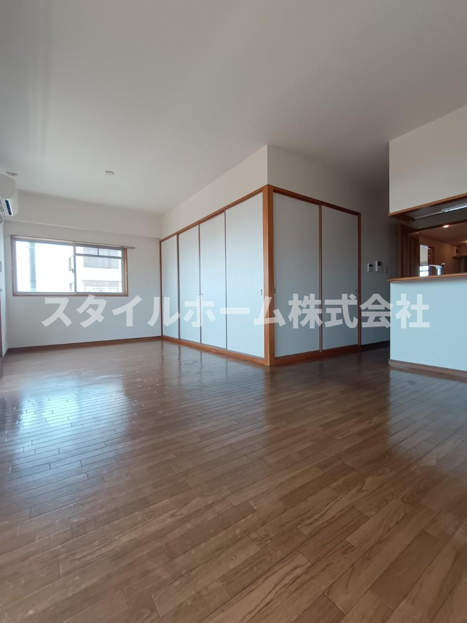 ベルドミール豊川の居間・リビング|同建物内別部屋の写真です。