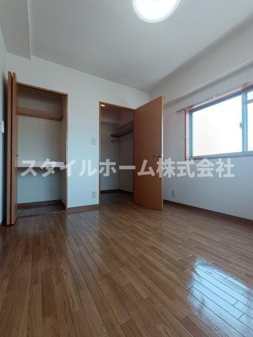 ベルドミール豊川の居間・リビング|同建物内別部屋の写真です。