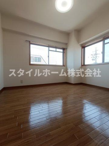 ベルドミール豊川の居間・リビング|同建物内別部屋の写真です。