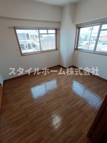 ベルドミール豊川の居間・リビング|同建物内別部屋の写真です。