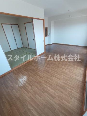 ベルドミール豊川の居間・リビング|同建物内別部屋の写真です。