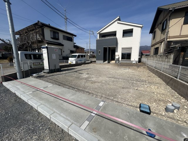 新築　渋川市金井第2　１号棟の駐車場|現地写真　駐車スペースは並列3台+3台分可能です！					
