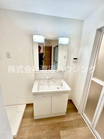 三軒家西2丁目貸家の洗面所