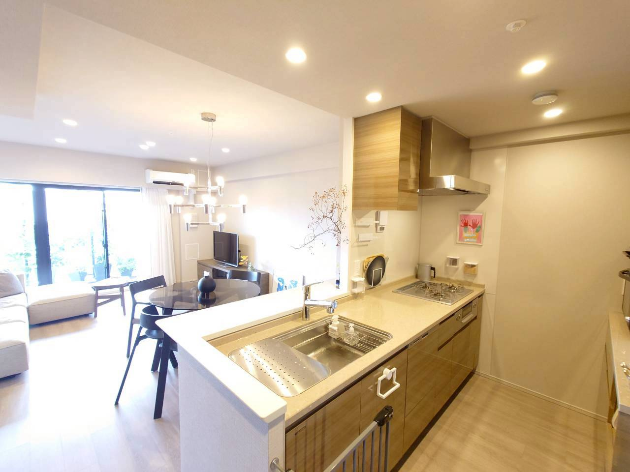 ジオ北千里藤白台B棟　8階のキッチン|人造大理石天板のシステムキッチンは食器洗乾燥機・ディスポーザー付き。