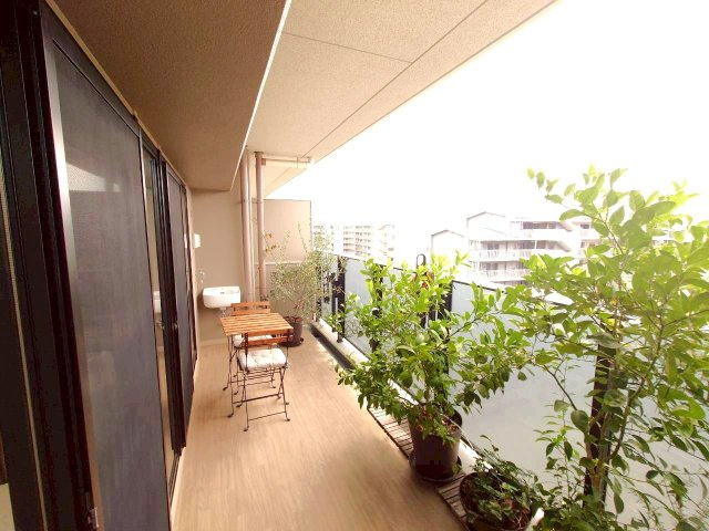 ジオ北千里藤白台B棟　8階のバルコニー|南西向き・8階部分のため日当たり・眺望◎　スロップシンクでは大きな物・汚れ物を気兼ねなく洗えます。