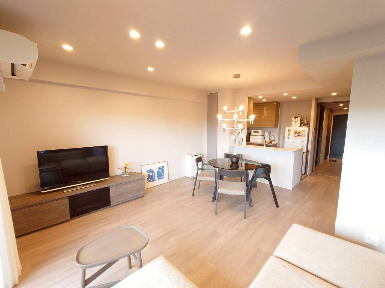 ジオ北千里藤白台B棟　8階の居間・リビング|約20.3帖のLDK空間は広々としており、開放感と余裕を感じながら生活できます。