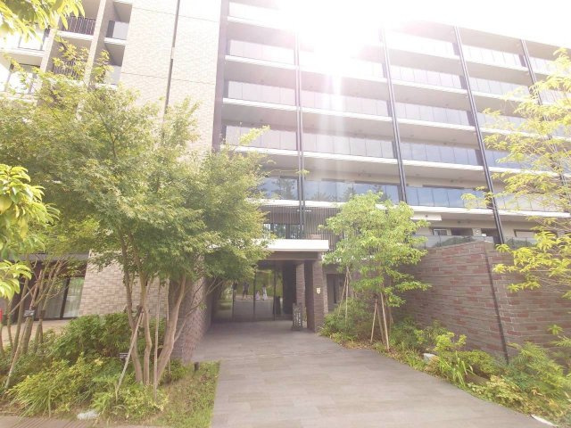 ジオ北千里藤白台B棟　8階の外観|閑静な住宅街に佇む、総戸数185戸の大規模マンションです。