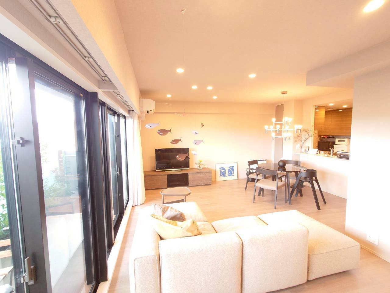 ジオ北千里藤白台B棟　8階の居間・リビング|大きな家具を置いても圧迫感がなく、自由なレイアウトが可能です。