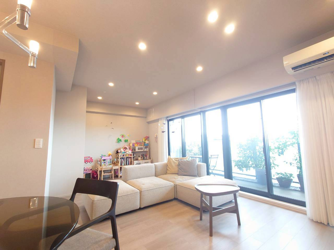 ジオ北千里藤白台B棟　8階の居間・リビング|南西面の大窓から光が差し込む、明るい空間です。床暖房もついております！