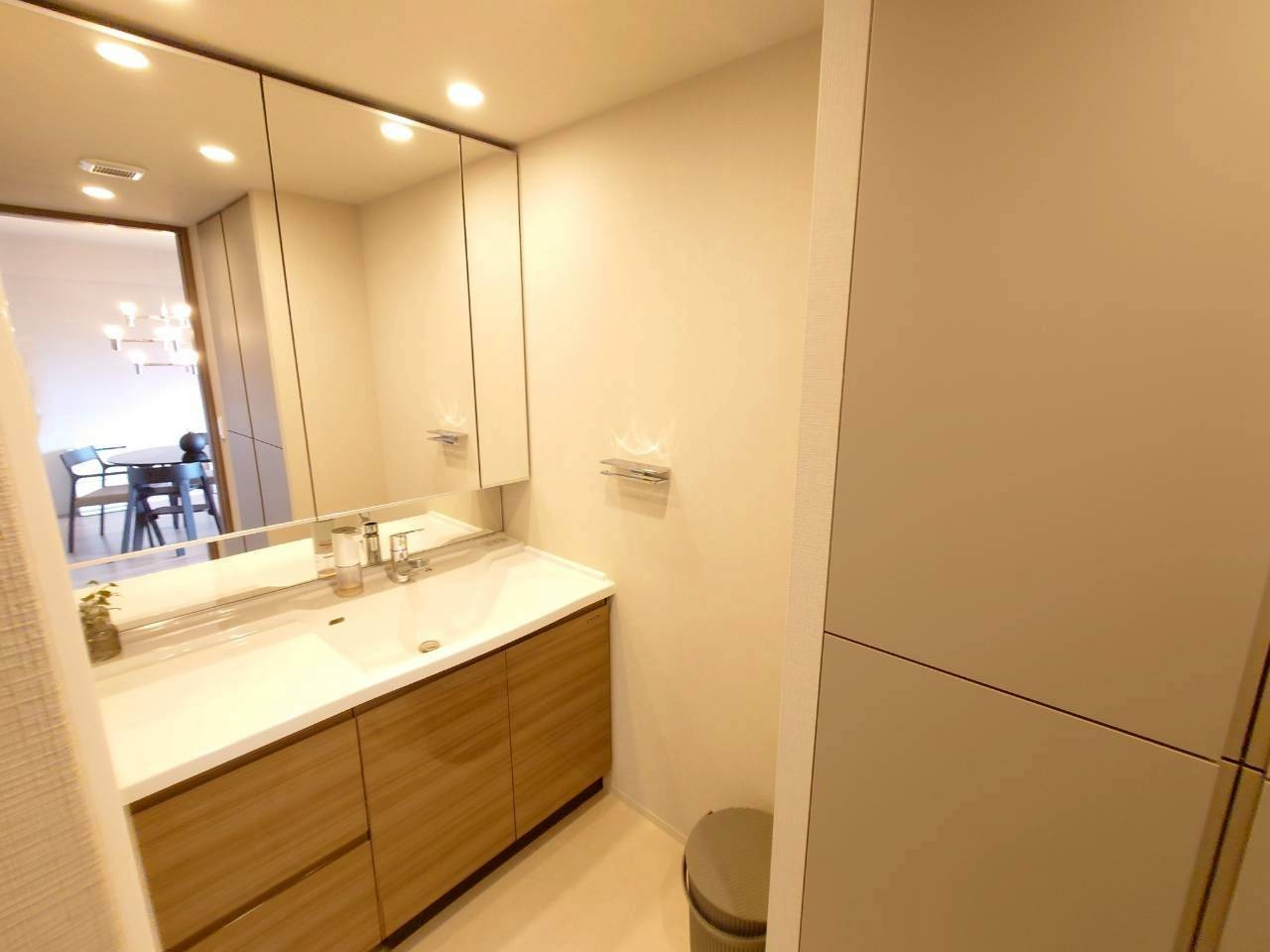 ジオ北千里藤白台B棟　8階の独立洗面台|ワイドな洗面台は使い勝手が良く、収納力も高いです！