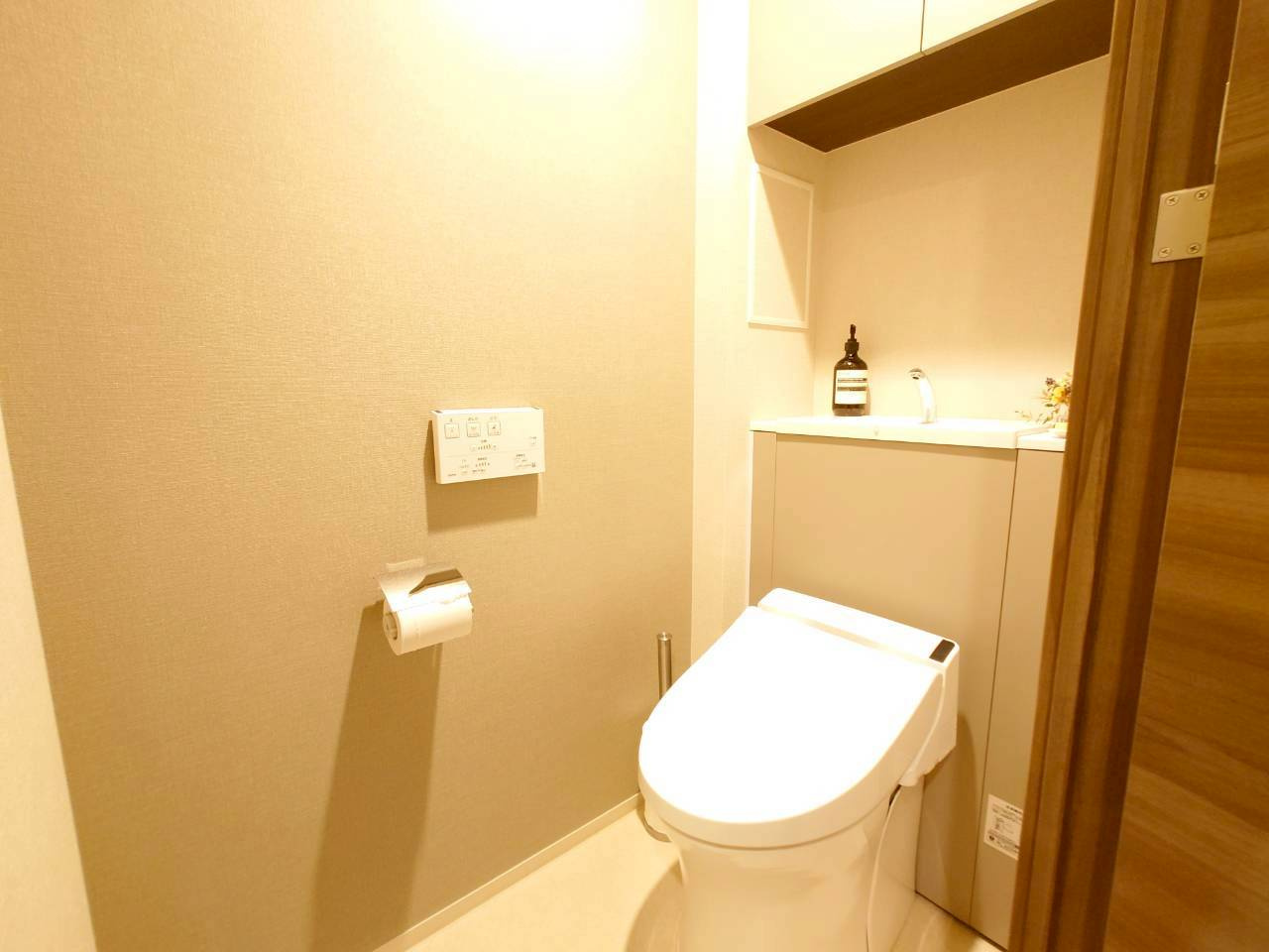 ジオ北千里藤白台B棟　8階のトイレ|温水洗浄機能付きのトイレです。