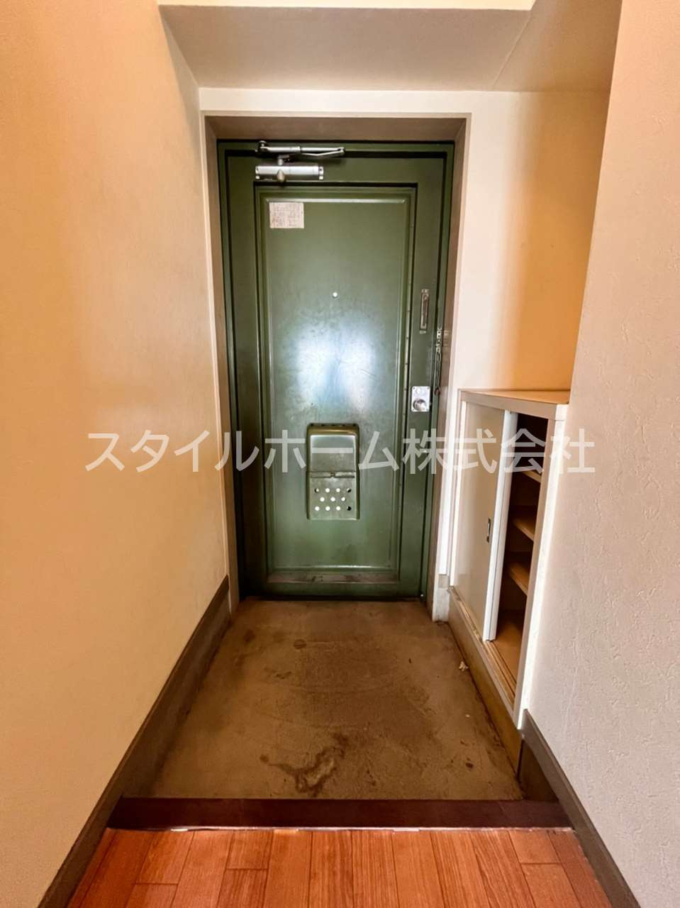 タワーロイヤルの玄関|同建物内別部屋の写真です。