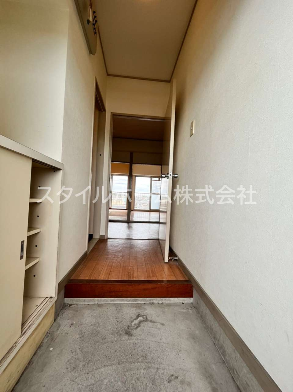 タワーロイヤルの玄関|同建物内別部屋の写真です。