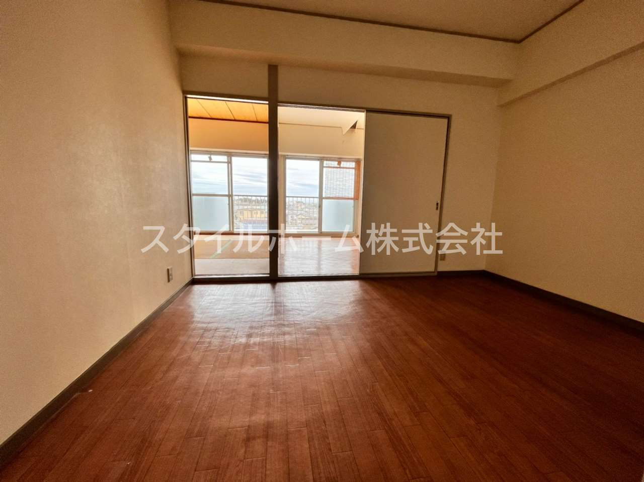 タワーロイヤルの居間・リビング|同建物内別部屋の写真です。