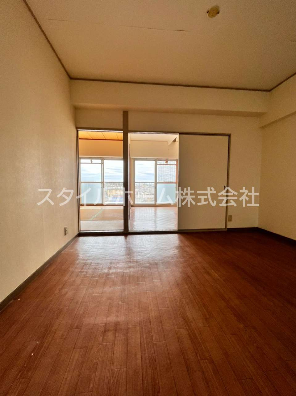 タワーロイヤルの居間・リビング|同建物内別部屋の写真です。