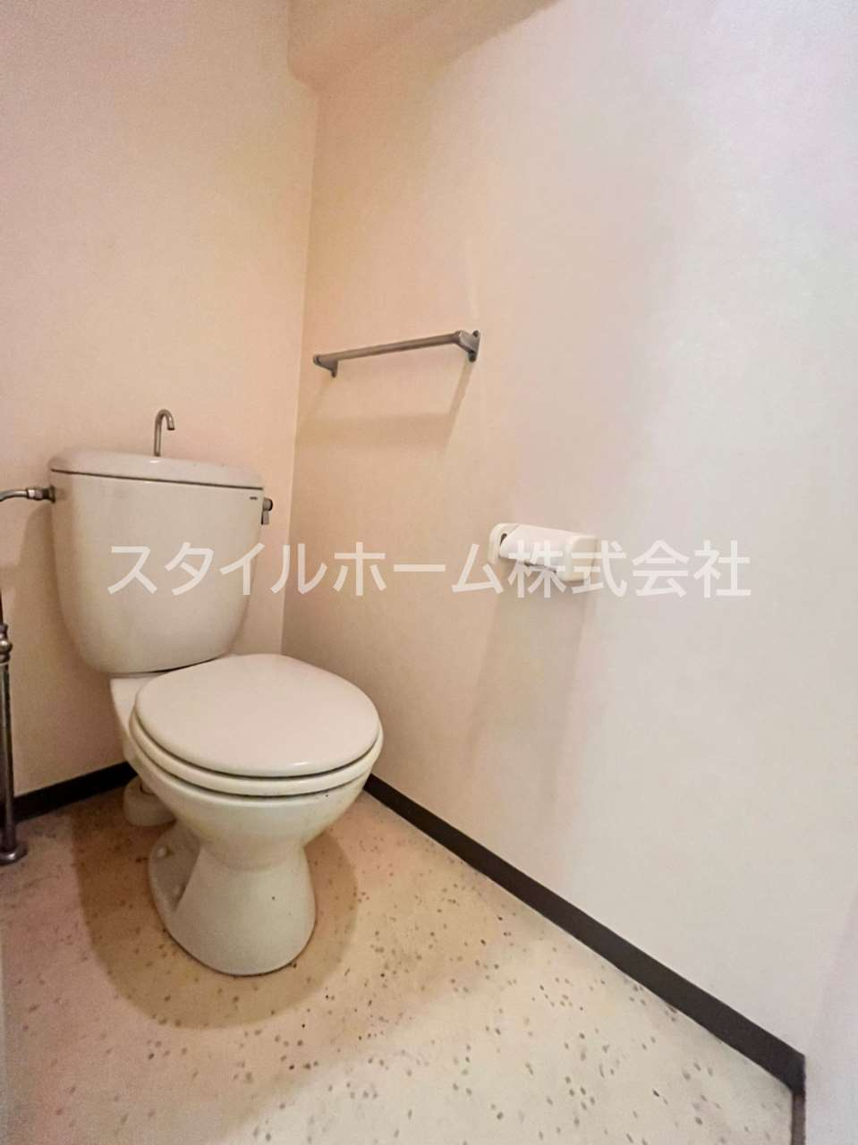 タワーロイヤルのトイレ|同建物内別部屋の写真です。