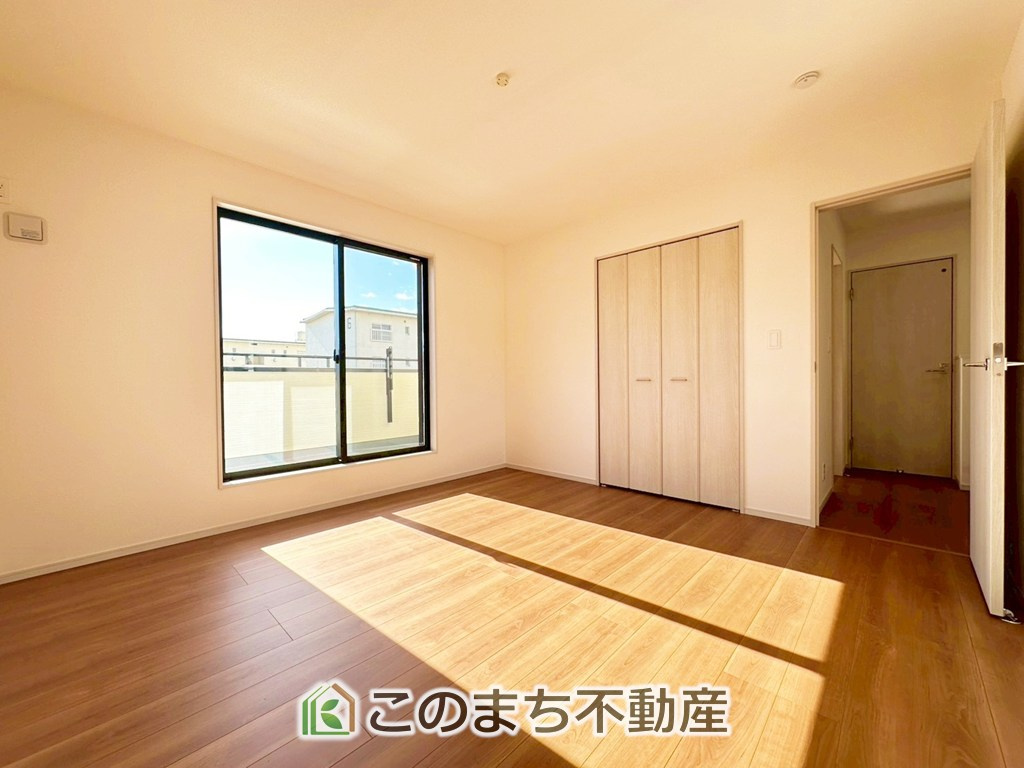 いろどりアイタウン宇都宮市野沢町23-P1の洋室|陽光がふんだんに降り注ぐお部屋です。陽だまりの空間で、プライベートなお家時間も快適にお過ごしいただけます♪
