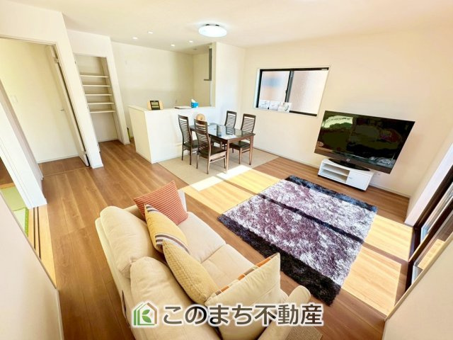 いろどりアイタウン宇都宮市野沢町23-P1の居間・リビング|オープンでのびやかな空間を生み出す、こだわりの広がりとゆとり。家族と過ごす時間を大切にしたい方にぴったりの明るくゆとりある住空間です。
