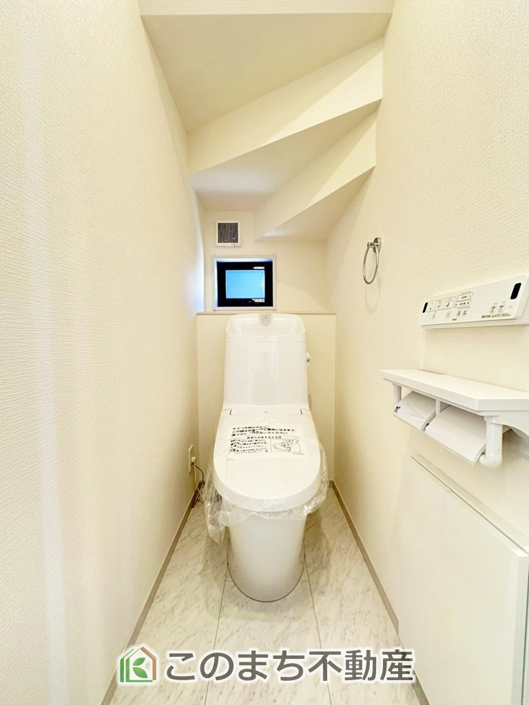 いろどりアイタウン宇都宮市野沢町23-P1のトイレ|小窓から換気ができて清潔なトイレスペース☆温水洗浄便座搭載です！
