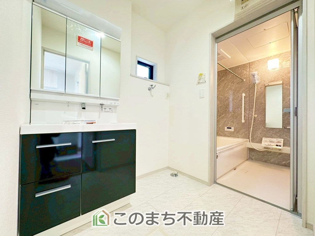 いろどりアイタウン宇都宮市野沢町23-P1の洗面所|脱衣所は広々としておりますので、お子様のお着替えもストレスなくできます！
