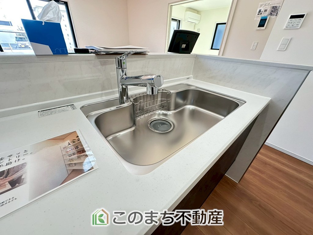 いろどりアイタウン宇都宮市野沢町23-P1の設備|ビルトイン型浄水器を内蔵したキッチン水栓。お米を研いだり、野菜を洗ったりするときなど用途に応じてワンタッチで浄水に切り替えが可能です。カートリッジ式なので、フィルターを簡単に交換する事が出来ます。
