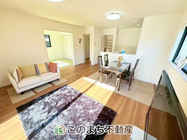 いろどりアイタウン宇都宮市野沢町23-P1の居間・リビング|時間のゆとりと空間、暖かな陽光がもたらす光と風を独占してください。新しい暮らしが始まります。
