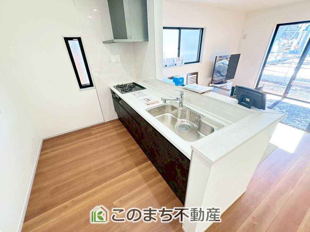 いろどりアイタウン宇都宮市野沢町23-P1のキッチン|"お洒落なホワイト天板のペニンシュラキッチンを採用しております。
浄水器内蔵の水栓です♪"
