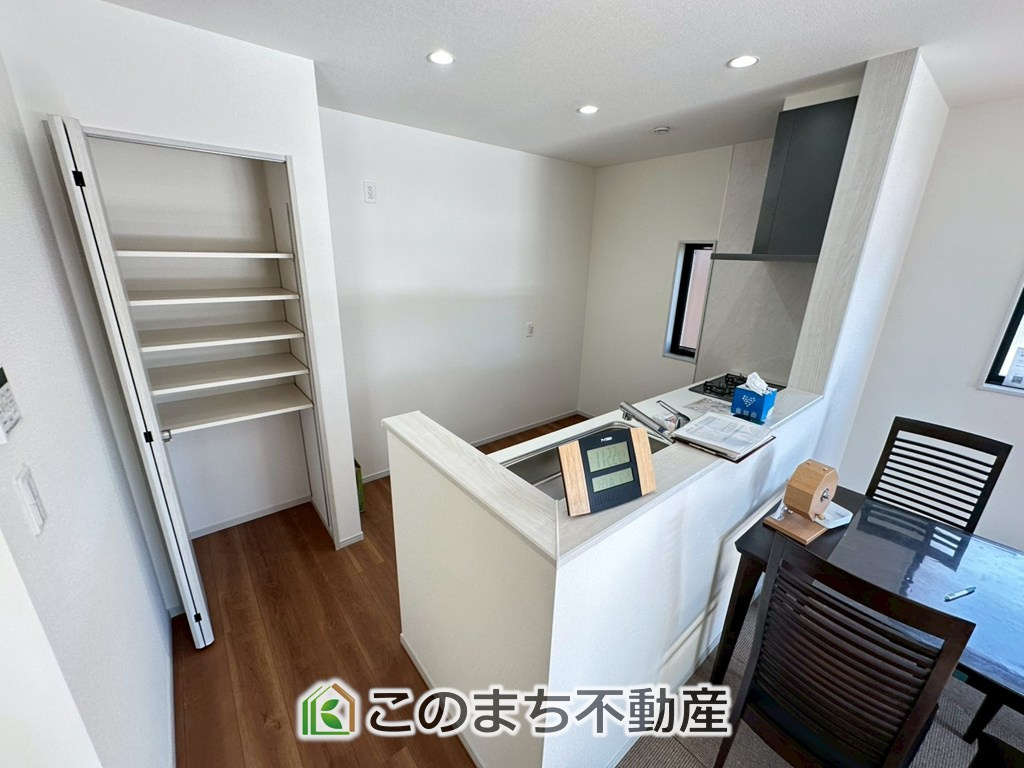 いろどりアイタウン宇都宮市野沢町23-P1のキッチン|キッチンにはパントリーも完備しております♪
