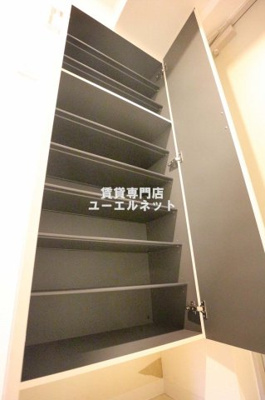 【設備】 | RIDGEガーデン江坂1 | 収納力たっぷりのシューズボックスで玄関すっきり！