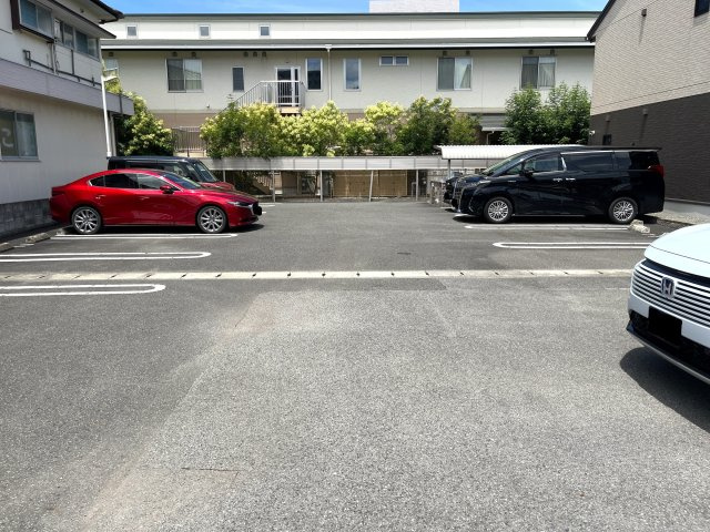 クレスト新地の駐車場