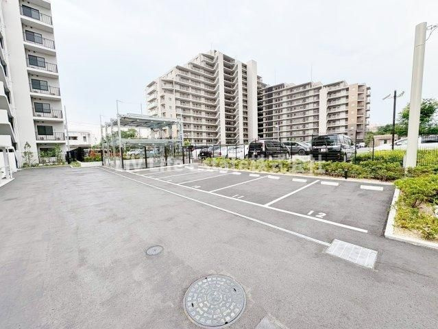 コンフォリア・リヴ八坂富士見の駐車場