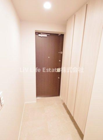 コンフォリア・リヴ八坂富士見の玄関