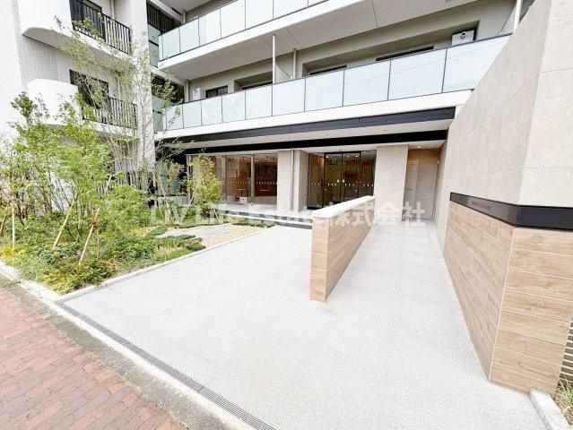 コンフォリア・リヴ八坂富士見のエントランス