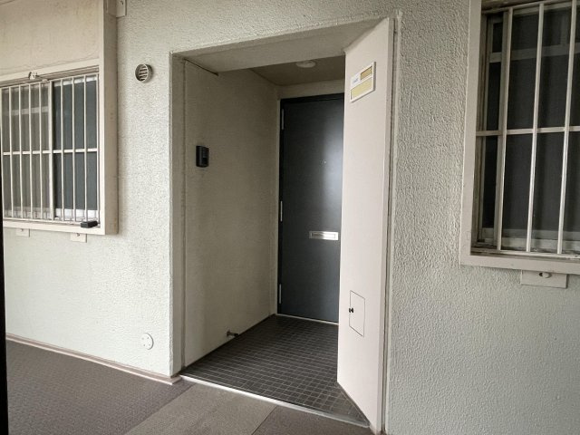 ボナハイツ中川 3号棟の玄関