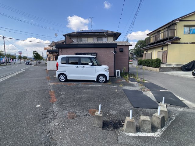 感田店舗事務所の駐車場