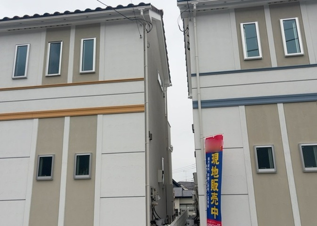 【外観】 | バルコニーは、室外の専用スペースのうち、「屋根がなく開放された空間」であるものを指します。ベランダより広いタイプのものが多く、日当たりもよいため家庭菜園などを楽しみたい人にとって適した環境となります。